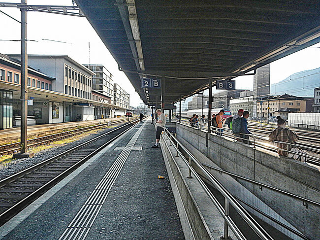 シオン駅で電車の到着までには10分以上の余裕があったが、気持ちが急いで8時33分にホーム到着。8時41分発のR(各駅停車)電車を待つ。
