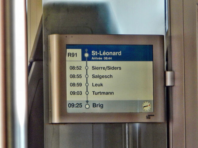 8時42分、時刻表どおりに電車到着。客車内に掲示されている時刻表。<br />R(各駅停車)電車を狙ったのには意味があり、新型のR用の電車は低床でスーツケースを持って乗降するのが簡単。IR以上の列車の場合は乗降の際にステップを上がらなければならない車両が相変わらず多いのだ。