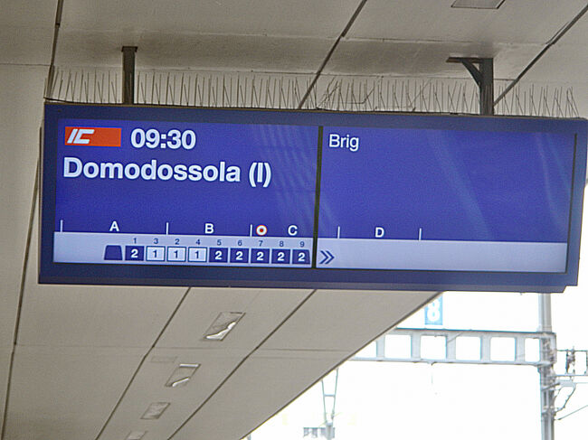 9時18分、ドモドッソラ行き列車の案内表示。下の方に1等車と2等車の編成が表示されているが、