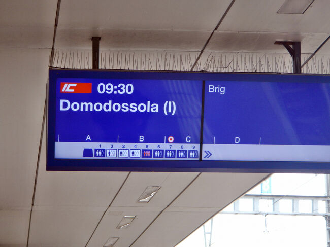 画面が切り替わると各号車の混雑状態までもが表示されるようになっているのには驚いた。やはり1等車の2-4号車は空いている。1等車の隣の5号車は混雑で真っ赤の表示だ。<br />ヴィスプ駅で乗り換えたのは大正解！ブリーク駅からは驚くほど多くの人が乗り込んできて、座れない人もかなりいた。<br />ドモドッソラ駅手前で長時間の停車があり、時刻表より10分弱遅れて10時15分に終点・ドモドッソラ駅に到着。多くの乗客がホームにあふれ、地下道を昇り降りする階段も長蛇の列。｢みんなどこに行くのだろう？｣と思っていたら、今日は土曜日、ドモドッソラの駅前で市が開かれる日で、ほとんどの乗客は駅から市に向かって行った。<br />