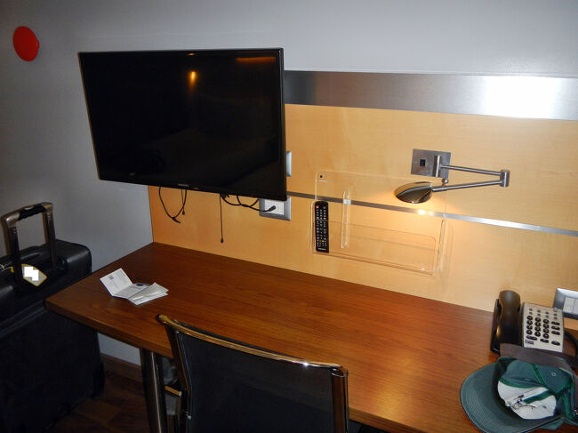 机とイス、テレビ。