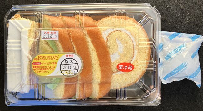 【アウトレットお菓子】<br />朝9時20分という開店直後の来店でしたが、ちゃんとお目当てのロールケーキの切れ端ありました！バニラケーキ？1切れと、ロールケーキ5切れ入って税込410円。中身は日によって異なりますが、パックに詰め込めるだけ詰めてあります。小さな保冷剤も付けてくれました。持参したクーラーボックスに大きな保冷剤と共に入れたら、帰宅するまで保冷されてました。<br />今回は先を急ぐのでいただきませんでしたが、店内にイートインスペースがあり、無料ホットコーヒーも用意されてます。