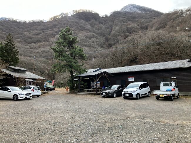 【塚原温泉に到着】<br />右の建物が受付、左側の建物が温泉(内湯)です。<br />10時オープンで、この時10時07分。平日なんだけど、一番湯に入りに来た人がたくさんいます。私が入る時には内湯の入り口に男性4人、女性3人の靴がありました。他に家族湯に入ってた人も数組いたようです。