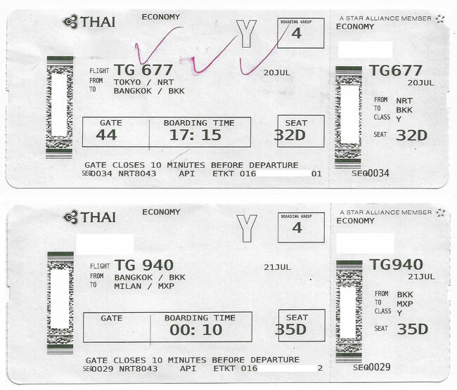 上が成田からタイ・バンコクまで、下がタイ・バンコクからイタリア・ミラノまでの搭乗券。<br />他社のマイルで航空券を発券した場合、タイ国際航空ではインターネットでの座席指定ができないのが不便なところ。そこで予約直後にタイ国際航空に電話をして座席を指定してもらった。(タイ国際航空は0570から始まるナビダイヤルを使っているので電話料金が余計にかかるのも気に入らない。)オペレーターはとても親切で感じが良く、｢なるべく前方のDE席｣をリクエストしたら、バンコクまでは32、ミラノまでは35をアサインしてくれた。さらにマイルでの購入の場合、座席指定に料金がかかる航空会社が多いのだが、タイ国際航空は無料で指定できたのが嬉しい誤算。<br />我が家に付きもののトラブルが今回も発生。バンコクには予定の10分前に到着し、余裕で乗り継ぎができたのだが、ミラノへのTG940便の搭乗が始まりボーディンググループの1と2が搭乗している途中で突然搭乗が中止。｢えーっ、どうしたの？｣と思っていたら、｢機材トラブルのため、搭乗を一時中止します。｣とのこと。出発が遅れるとミラノで予約しているシャトルバスが間に合わなくなるとやきもきしたが、幸いにも40分後に搭乗が再開され、深夜0時40分出発予定だったのが1時32分に出発。途中で遅れを取り戻し、ミラノ・マルペンサ空港に到着予定の5分前の7時30分に到着できた。今回もまた冷や汗をかいた。<br />ちなみに乗客はバンコク便は日本人が多く、ミラノ便はヨーロッパ人が多くて、タイ人の姿あまり見かけなかった。