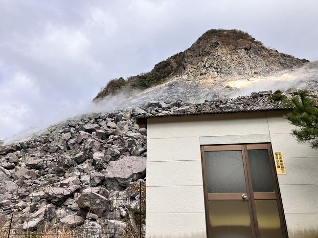 【ここで行き止まり】<br />パンフレット通り、火口見学入り口看板から5分で到着。行き止まりまで来ても特に何もありません。この建物には入れません。伽藍岳の山頂に近付いたってだけ。火口で引き返しても良かったな。