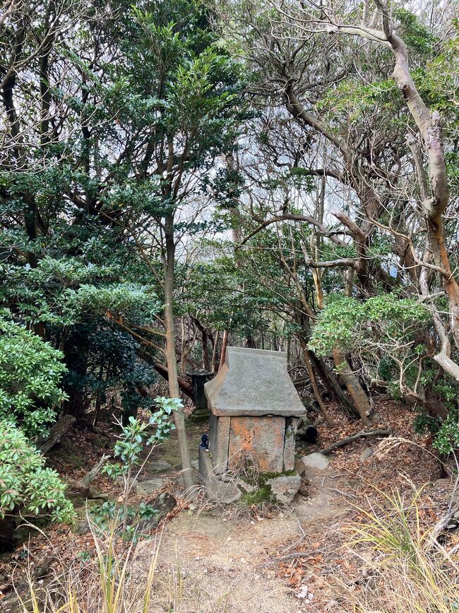 【奥に何かある】<br />火口展望所の先へ行く事ができたから進むと…