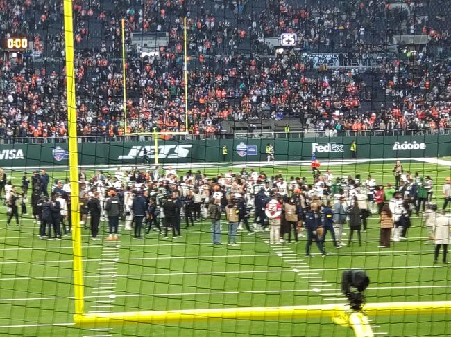 両チーム合わせてタッチダウンが１本のみと、非常にしょっぱい試合（英語でもsalty gameという）でしたが、自身2度目のブロンコスの試合生観戦で勝利できたので、はるばる来た甲斐がありました。<br />試合後も選手の退出などをゆっくり見ていたかったのですが、このまま帰国便のフライトがあるため、そそくさとスタジアムを後にしました。