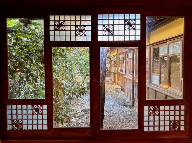 玄関棟「待合」の窓から