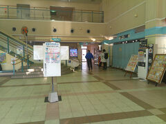 久里浜港フェリーターミナル．こちらでチケットを購入．