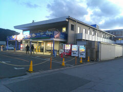 金谷港には売店やレストランなどが沢山ありました．