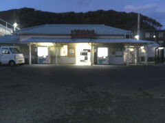 内房線のJR浜金谷駅へ．