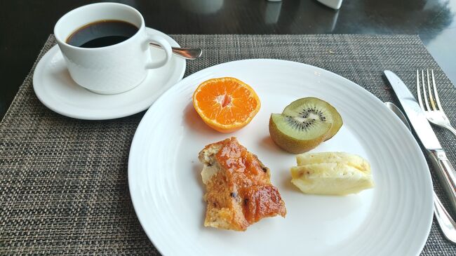 締めは、フルーツとデザート、コーヒーです。