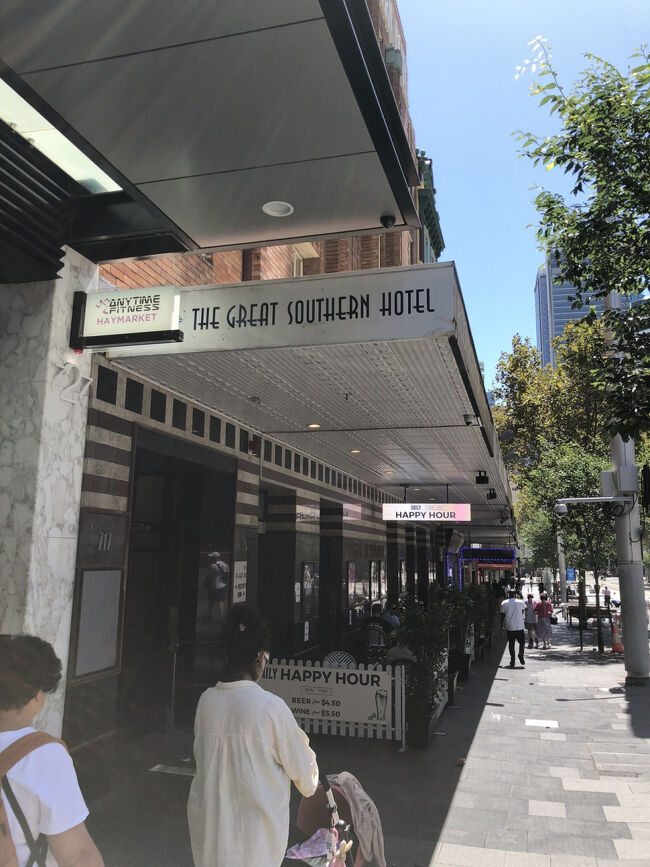 お早う御座います。<br /><br />此方はシドニーのチャイナタウンに有るグレート サザン ホテル シドニーです。<br /><br />シドニー中心部のメインストリートのジョージストリートのシドニー・セントラル駅側に面して素敵なパブが有ります。<br /><br />ホテルは古いビルを改装した作りでパブの横を抜けて奥に進むとチャイナタウンへ通り抜け出来る通路に出るのですがその途中に小さなフロントデスクが有って此処がホテルの受付です。<br /><br />そのフロント目の前はホテルの館内レストランになってますが広さは有りますが屋内で窓が無いので暗い印象です。<br /><br />近代建築を増改築して客室を上の階に作っていてホテルの構造としては旅客動線は複雑です。<br /><br /><br /><br />