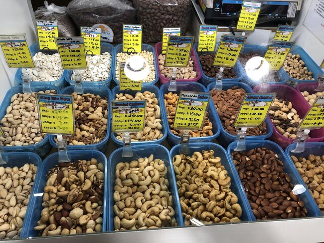 こちらはナッツ類は量り売りしてくれます。<br /><br />おかきも有ります。