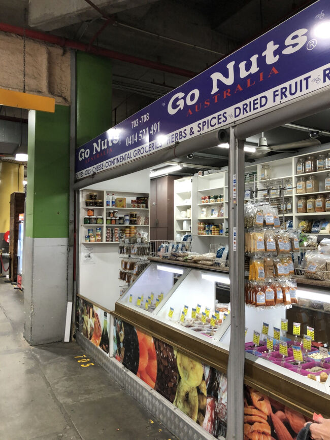 シドニー・セントラル駅から徒歩3分でcityの中心からも徒歩圏内のチャイナタウンの中心的な商業施設マーケットシティに到着します。<br /><br />此処の1階の倉庫みたいな巨大な吹き抜け空間に有る市場がパディスマーケットです。<br /><br />ここでの1番の見せ場はアジア各国の野菜や果物です。<br /><br />ただ観光客向けにシドニーやオーストラリアを題材にした雑貨や衣装等が沢山販売しているのでそれぞれの屋台で値段や質を確かめてから値段交渉して購入しましょう。<br /><br />地元のローカルも観光客も多くごった返してますがスリも多いので気を付けて・・・・・<br /><br />写真は中東のお菓子やナッツがショーケース内に並んだ専門店。<br /><br />こんな感じでお店が並んでいます。