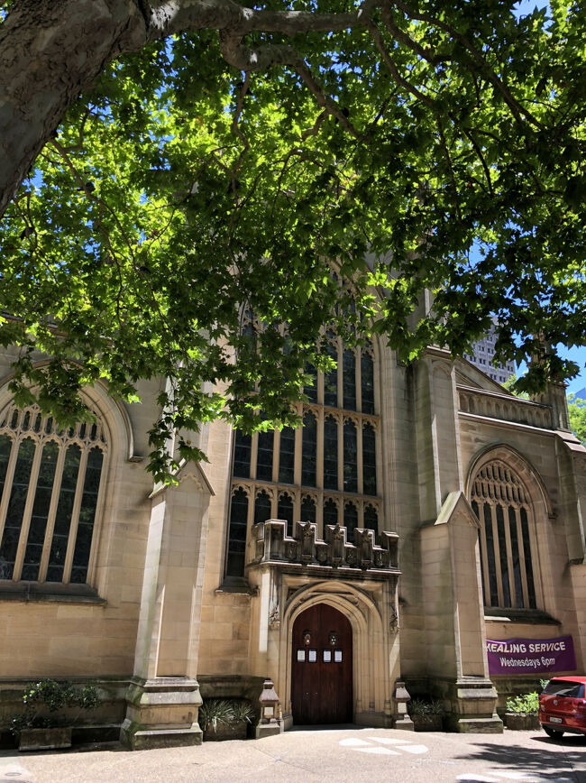 通常は扉が閉まってますがミサや祭事が無い場合は内部見学出来るので静かに参拝しましょう。<br /><br />私が訪問時は見学者は殆どいませんでした。シドニーの街の真ん中なのに此処だけ人が居らず不思議な感じです。<br /><br />小さいと思った教会も中を見学すると天井が思ったより高く広大な空間でステンド・グラスも沢山有り新しい発見が有りました。