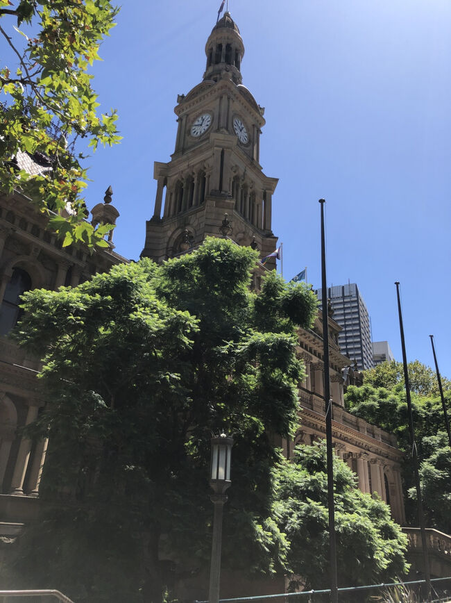 こちらの建物内部にはホールが有って特別な時に使用されます。有名なパイプオルガンも此処に設置されています。<br /><br />通常は外観のみの見学ですがそれでも充分迫力有る建築物で満足出来ると思います。