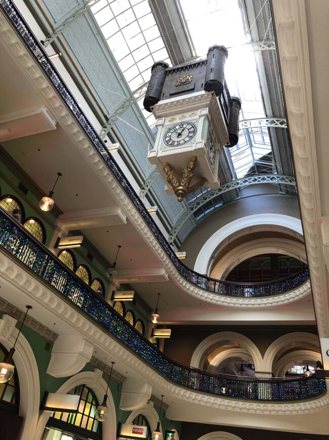 建物中央には大きな黄緑色のドーム型の屋根を配した19世紀のロマネスク・リバイバル様式の建築で館内は地下から天井まで吹き抜けで小売の小さな店舗が所狭しと並んでいます。通路にはカフェも有って一休みするには持って来いの場所です。<br /><br />上の階にはビクトリア女王の即位を告知された時の絵や天井から下がる大きなからくり時計を真近で見ることが出来ます。