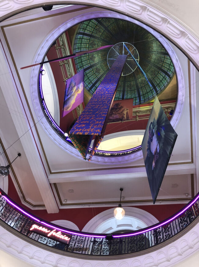 館内の吹き抜けも高いです。<br /><br />ビルの中央ドームを館内から見た写真です。地階から全館兎に角専門店が入店しています。<br /><br />館内には色々なお店が有るのですが私のお勧めは地下の台所用品のアウトレット(ヴィクトリアズ ベイスメントのクイーン ビクトリア ビルディング店)です。
