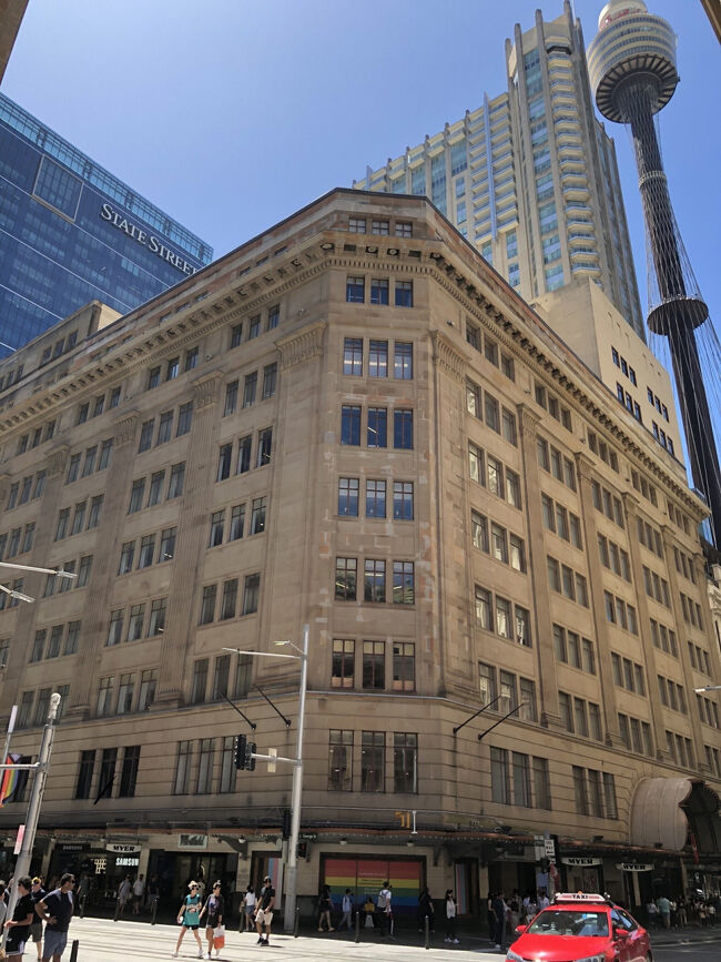 市役所斜め前には豪州全土に展開するＭＹＥＲ(デパートメントストアです)の基幹店が有ります。も此処シドニー中心部の歴史的建造物です。<br /><br />歩行者天国のPittストリートとシドニーcityエリアの幹線道路ジョージストリートに挟まれたエリアに建っています。<br /><br />地下から地上階、更に上に至るまで各専門店が軒を連ねてます。<br /><br />デパートですから何でも有りですね！日本のデパートと比較してみるのも面白い観光かと～
