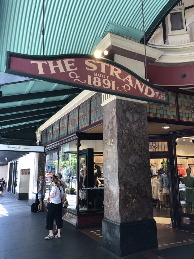 市内中心部のジョージストリート向かって右側にPittストリートモールに挟まれた繁華街にこのストランド アーケードが有ります。<br /><br />此処がジョージ ストリート側の入口です。