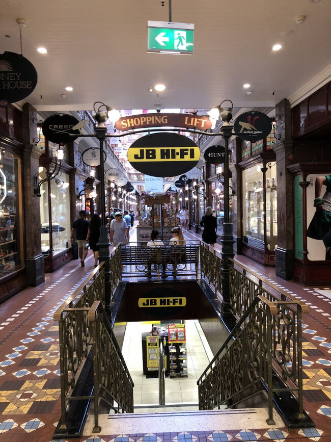 中に入ると道り抜け出来て両側には可愛らしい専門店がいっぱいです。<br /><br />いかにもレトロな外国って雰囲気が味わえます。<br /><br />ここブラブラするだけでも楽しいですし、感じの良いcafeが有るので一休みをするのも又良いかも・・・