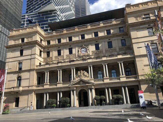 更にジョージ ストリートを北上してサーキュラキーにやって来て友人のアパートでランチを頂きます。<br /><br />午後のお喋りの後はカスタムズハウス(Customs House)迄やって来ました。<br /><br />サーキュラキー駅前広場に駅と対峙して建っている近代建築で元々は税関の建物だったのでこう呼ばれています。<br /><br />現在はシドニー市の情報センター&amp;図書館として機能しています。