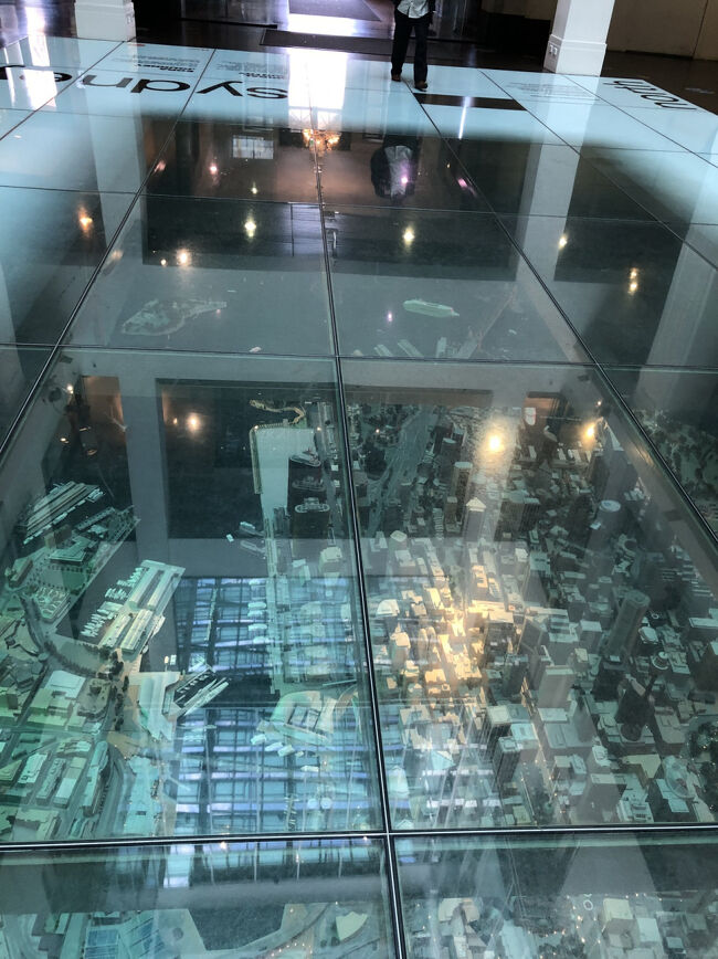 重厚な外観も見所ですが中に入ると広々とした吹き抜けの1階ロビーへ出ます。<br /><br />そこでガラス張りになっている床下を覗くと・・・<br />なんとシドニー中心部の巨大立体ジオラマ模型が一面に広がってるではありませんか?<br /><br />まるで雲の上からシドニーの町を俯瞰しているかのよう。<br /><br />精密な市街地模型なので眺めていて飽きる事はありません。<br /><br />オペラハウスやハーバーブリッジ・ロックス等々のシドニーの名所の位置関係が手に取るように分かると思います。<br /><br />シドニー観光第1日目に土地勘・地理勘を掴む為にも訪問する事をお勧めします。