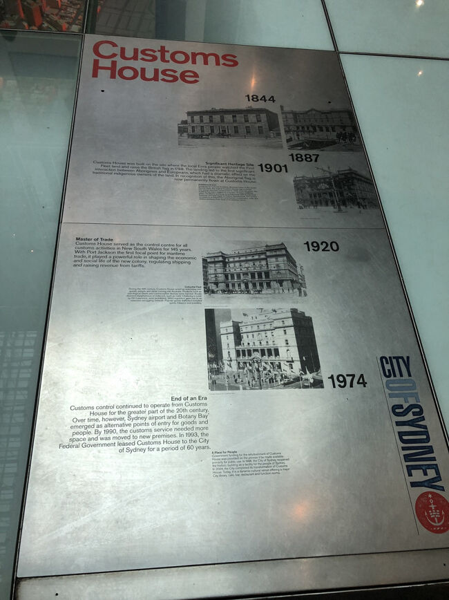 ホール脇にはCustoms Houseの建設から現在に至るまでの歴史変遷の案内板。