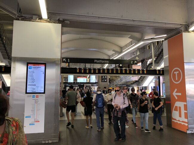 シドニーcityの地上の環状運転区間に有る2面2線の駅です。<br /><br />cityの北の端でホームを出ると目の前にフェリーの各乗り場(桟橋)が有ります。<br /><br />改札を出て南側はカスタムハウスが有り海側右方向に進むとオペラハウスが、左方向を進むとシドニーでも1番の観光地ロックスエリアという立地です。<br /><br />