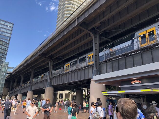 この駅は海側のホームからの眺めが絶景でオペラハウスにハーバーブリッジを眺める事が出来ます写真で見るとこちら側ホームです。