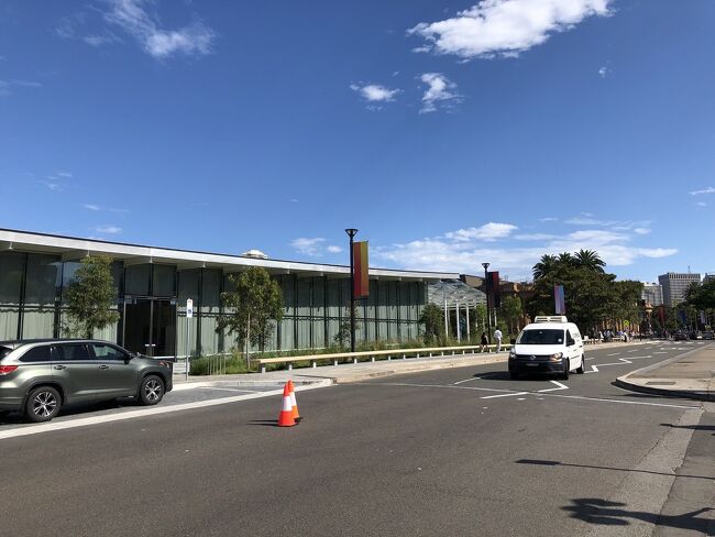 シドニーの観光地のロイヤル ボタニックガーデンからすぐの立地のニューサウスウェールズ州立美術館の近代的な新館(北館)の増築部分が見えてきます。<br /><br />この美術館には膨大なコレクションを収蔵しています。<br /><br />又入館無料で常設展を見る事が出来ます。夏場は暑いのでここで涼んで英気を養ってみては？？？？