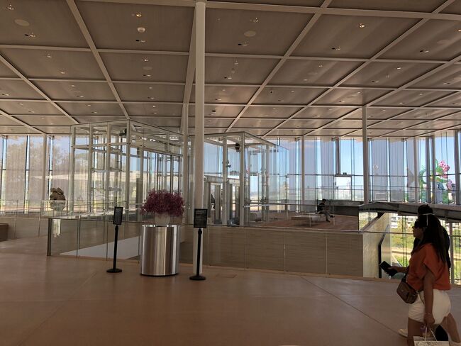 建築業界では著名なプリツカー賞の受賞の日本人建築家ユニットの妹島和世氏&amp;西沢立衛氏の事務所｢SANAA｣が建築を設計した事でも話題です。<br /><br />構想及び計画から10年、建設に3年掛かってやっと完成しました。