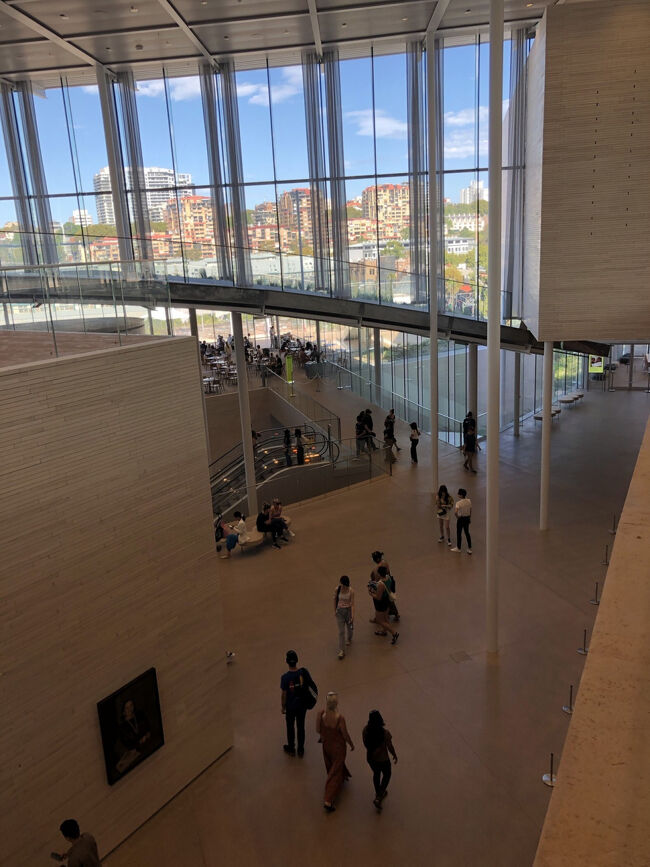 館内はこのお2人の建設事務所の特徴のガラスと曲線を多用するデザインです。<br /><br />丘陵地の特性を活かした下に下に広がるこの建物の真下には高速道路と第2次世界大戦中に使用されていた廃油タンク迄有ってそれらを全て包み込む様に空間デザインされています。