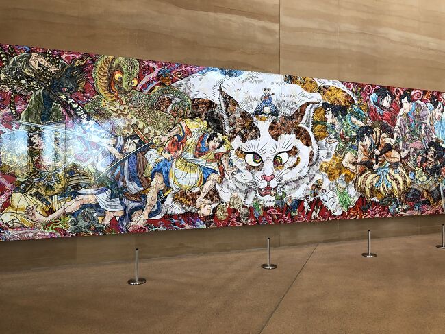 中央の広場に｢でぇ～んん｣と展示されている巨大な横長の作品は……………