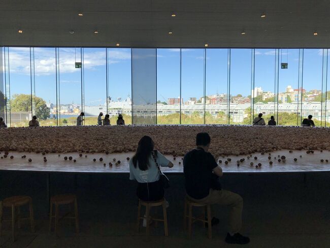 まだまだ新館内を歩き回ります。シドニー湾が一望出来る高台の上にこの美術館は有るので各階層からの眺めは最高です。<br /><br />世界各地の15～20世紀の古典美術&amp;芸術(主に旧館＝南館)から先住民の作品群&amp;現代アート(主に新館＝北館)迄幅広い収蔵品が収められています。<br /><br />日本ではあまり見られないオーストラリアの先住民族アボリジナルの絵画や工芸品コレクションも多数有るので不毛の地に暮らした彼らの作品達をゆっくり鑑賞しては如何でしょうか?