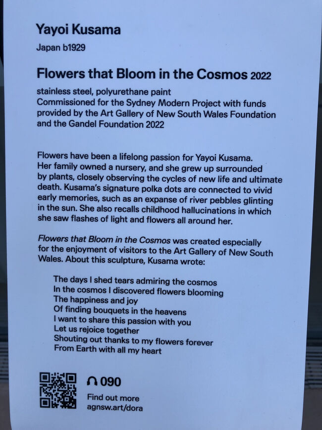 はい、信州松本出身の日本人芸術家の草間彌生氏の作品ですね。<br /><br />『Flowers that Bloom in the Cosmos』です。