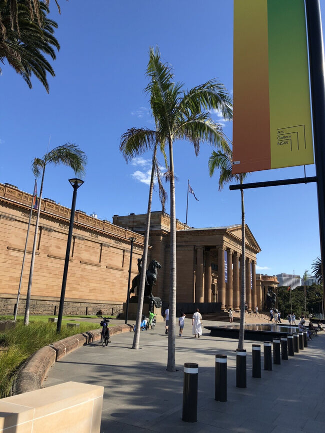 新館の横には1871年openのネオクラシック様式のオリジナルの旧館(南館)が佇んでいます。此方はcityから程近いドメイン(公園)の直ぐ側になります。<br /><br />三角屋根の重厚なファサードの石造建築物のギリシャ風の列柱が並ぶ正面入口を入ると､､､､､