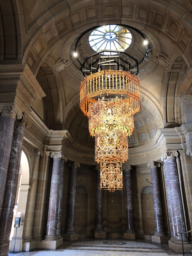 館内の明るさに驚かされます。<br /><br />此方も丘の斜面に沿って正面の旧館から増築された建物が下に下に続いている造りは大変面白く、自然光を多用してるので重苦しい雰囲気ではありません。<br />