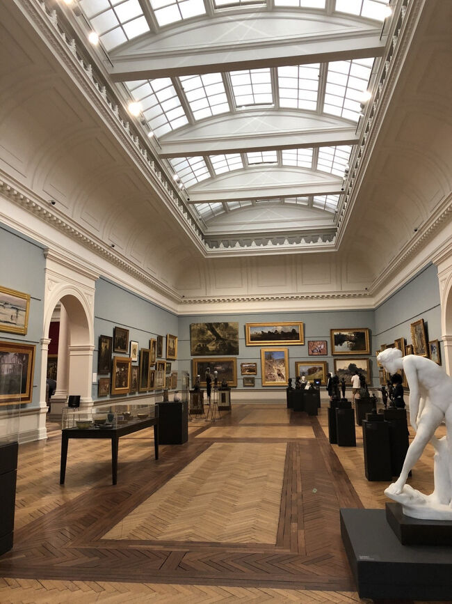 展示室にも自然光が灯り窓から入ってきます。<br /><br />此方旧館は1400年代の古典絵画から20世迄の近現代作品迄幅広い作品を中心に展示してあります。