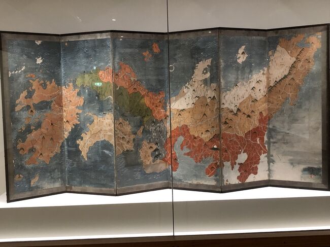 日本美術の展示は時々入れ替えをしている様で此方は江戸時代の日本地図屏風。<br /><br />伊能忠敬の精密な日本地図が制作される前の作品ですがそれでも十分細かく地方城下町迄描かれています。又当時の未開地蝦夷地(現北海道)は入っていません。<br /><br />そんなかんだで今日は1人なので時間を掛けて美術館参観をしています。新館も凄かったですが旧館の方が落ち着くなぁ～、時間も気にせず相手も気にせず美術作品鑑賞を全力で楽しみます。<br /><br />まあゆっくり見学出来たしそろそろ戻るとしましょう。