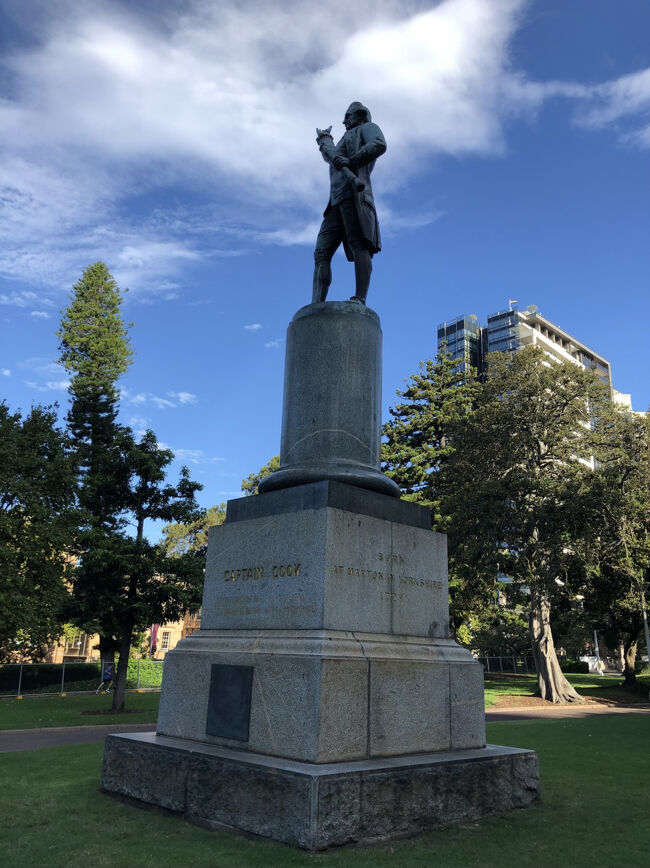 公園内をのんびり散策中です。<br /><br />この銅像の人は誰？オーストラリア史上重要な人物の通称キャプテン・クックです。<br /><br />18世紀末の話です。<br /><br />英国海軍のエンデバー号で太平洋を探検していたジェームス・クックは1770年にオーストラリア東海岸にヨーロッパ人で初めて現在のシドニー沖へ到達しました。<br /><br />そして1770年4月28日現在のシドニーの南部シドニー空港の有るボタニー湾の対岸の地に上陸しました。<br /><br />因みにオーストラリアの建国の歴史はこの時点のキャプテン・クックがオーストラリア大陸を発見＝到達したこの1770年から始まります(先住民アボリジナルは置いて置いて)。<br /><br />その後は本格的なイギリス人の入植&amp;植民地化更に英連邦国家へとオーストラリアの歴史の流れになっていきます。<br /><br />そんな経緯で公園中央付近の片隅にこのキャプテン・クック(本名:ジェームス・クック)の銅像が建っています。<br />　