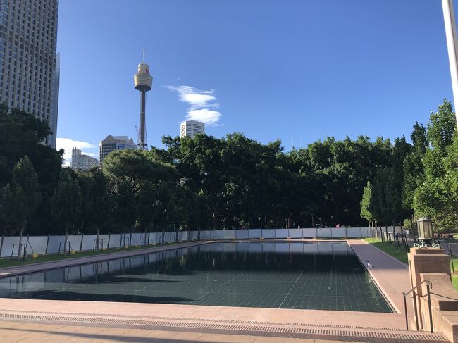 公園内南側(ミュージアム駅方面)に有るANZAC戦争記念塔の北側の池は現在修復清掃中。南側のリバプール ストリート側に段差を流れる噴水が出来てました。<br /><br />此処以外にも園内には多くの銅像やモニュメントが設置されているのでそれらを巡ってみても面白い観光が出来る場所です。