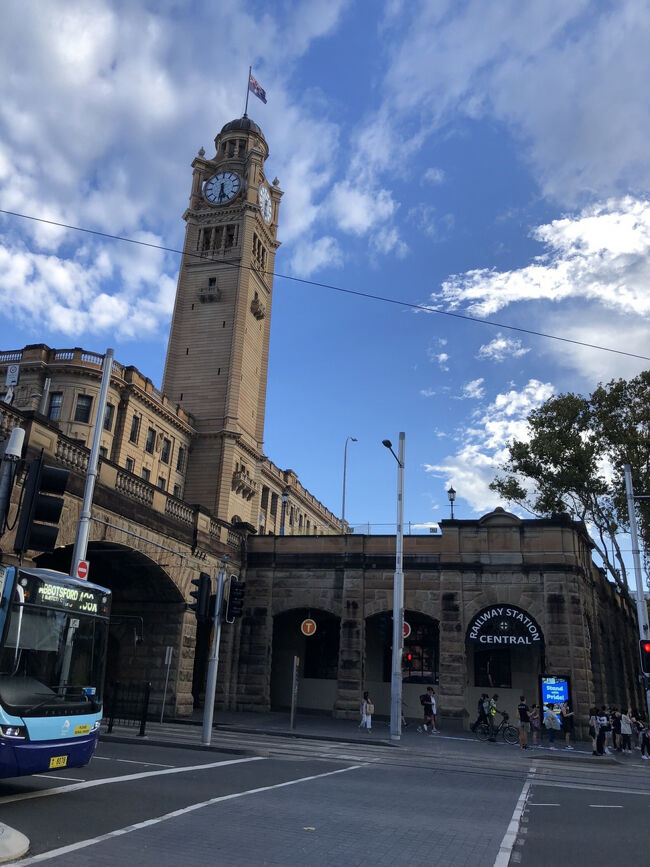 ベルモアパークを抜けるとシドニーの交通の起点となるセントラル駅でオーストラリア各州を跨ぐ特急列車やパースやダーウィン行きの憧れの大陸横断鉄道出発駅です。<br /><br />外観は時計台も素敵でアクセントが有って石造りの重厚な建築です。<br /><br />シドニーの市内エリアと北・西・南エリア都市近郊を結んでいる通勤路線と中長距離路線のホームと分かれてるのですが乗り換えは平面か上下移動可能なので簡単です。