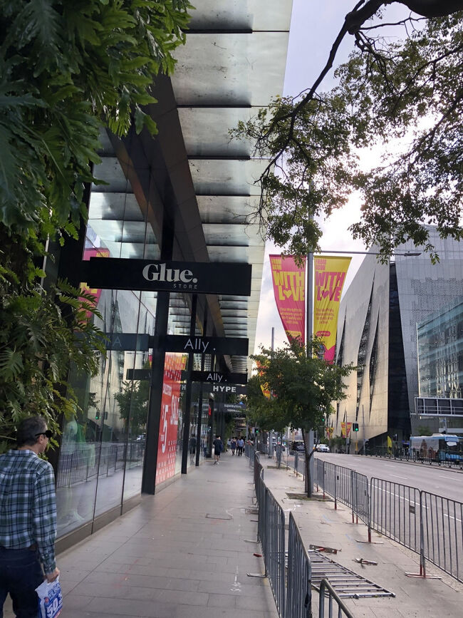 シドニー・セントラル駅前のメインストリートのパラマタロードを南下して歩いています。<br /><br />次に見えてくるのはセントラル駅とブロードウェイショッピングセンターの間に有るビル側面緑化で目立っている商業施設セントラル パーク モールになります。<br /><br />