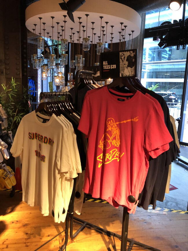 現在日本でも大人気ですがご存知｢Superdry 極度乾燥しなさい｣のメインのロゴが｢アサヒスーパードライ｣の商標及び肖像権の影響で日本国内では販売店舗が無いので海外でこの商品を購入するしかありません。<br /><br />セントラル パーク モールの正面入口真横の便利な立地なので変わった日本語ロゴのカラフルなＴシャツをお土産にするのは如何ですか？<br /><br />｢Superdry 極度乾燥しなさい｣以外のロゴＴシャツも有ります。<br />