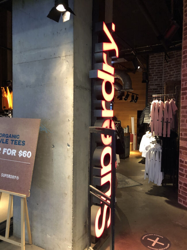 セントラル パーク モールの正面入口真横の此方のSHOPはイギリス発祥で今や世界約50ヶ国自社店舗で｢Superdry 極度乾燥しなさい｣の変な日本語ロゴが目立つカジュアルなクローズのを販売している高級アパレルメーカーのシドニーの大きな店舗です。<br /><br />観光客にも行き易いシドニー・セントラル駅近くのショッピングモール・セントラルパークモールの地上階路面店でジョージ ストリート側からのウィンドウショッピングでも目立つ店舗に成っています。<br /><br />