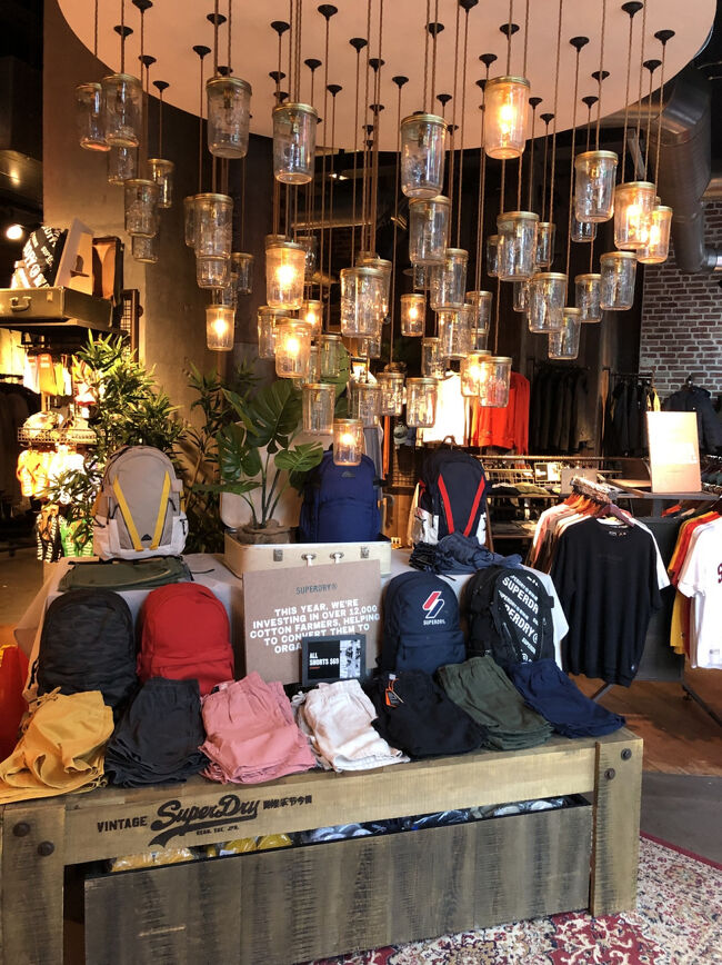 帽子やリュックまで有るんですね？<br /><br />とここまで書いて要注意！！！！！<br /><br />実は税関検疫上の日本持ち込み禁止ブランドだったりします。