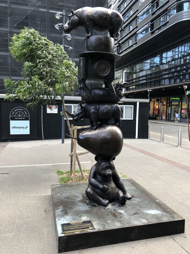 裏手の芝生広場周辺には彫刻も配置されています。<br /><br />モール裏の住宅地を抜けてやって来たのは～