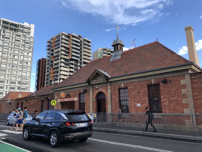 歩いてやって来たシドニー・セントラル駅の次の駅レッドファン駅です。<br /><br />昨日は友人と一緒なので何度も電車でひと駅分移動しましたが普通は15～20分程なので歩きます。<br /><br />この写真の旧駅舎と手前の道路の下に鉄道線が有ります。